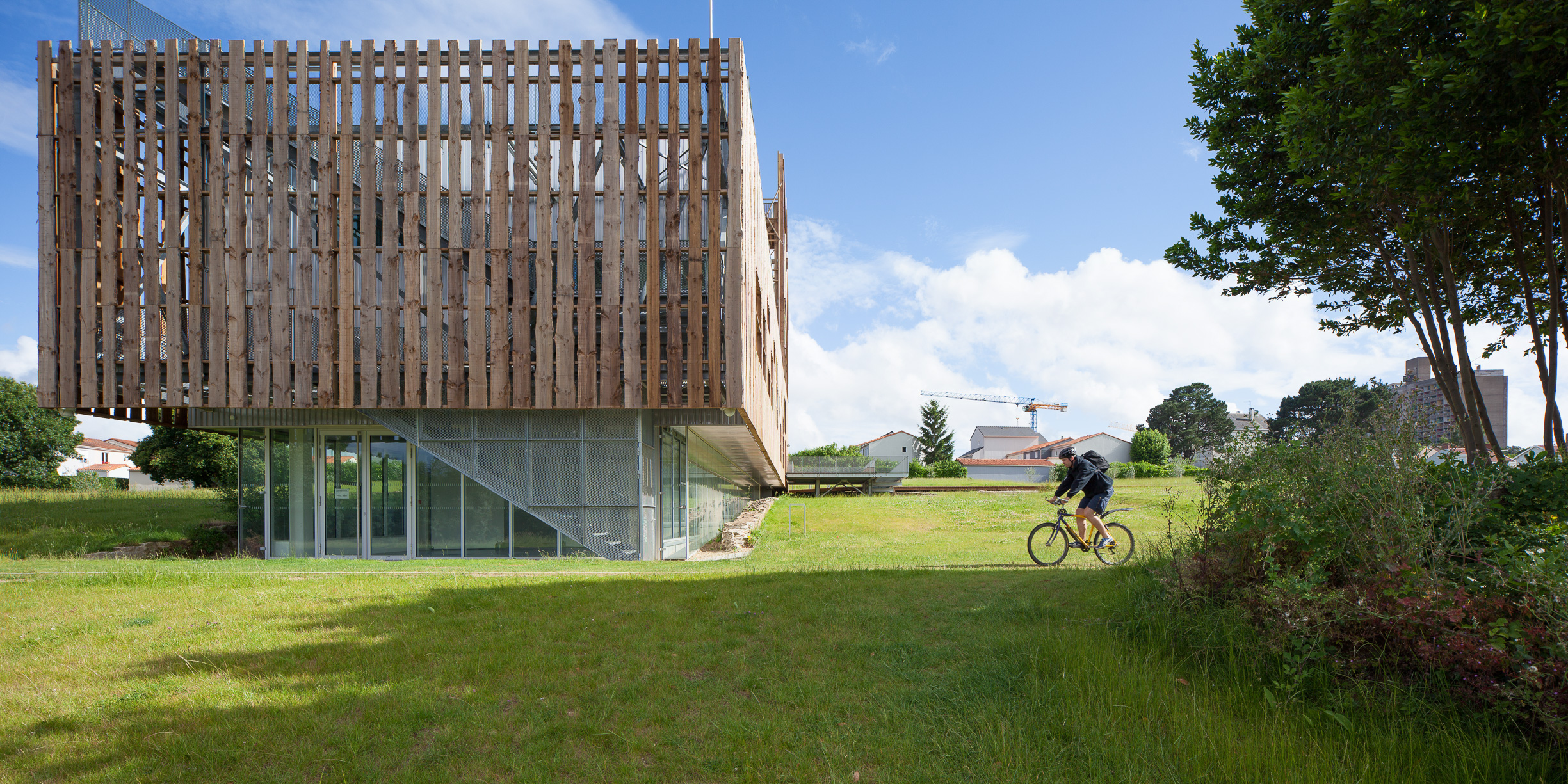 Des voies cyclables longent le Chronographe et offrent une approche douce du musée.